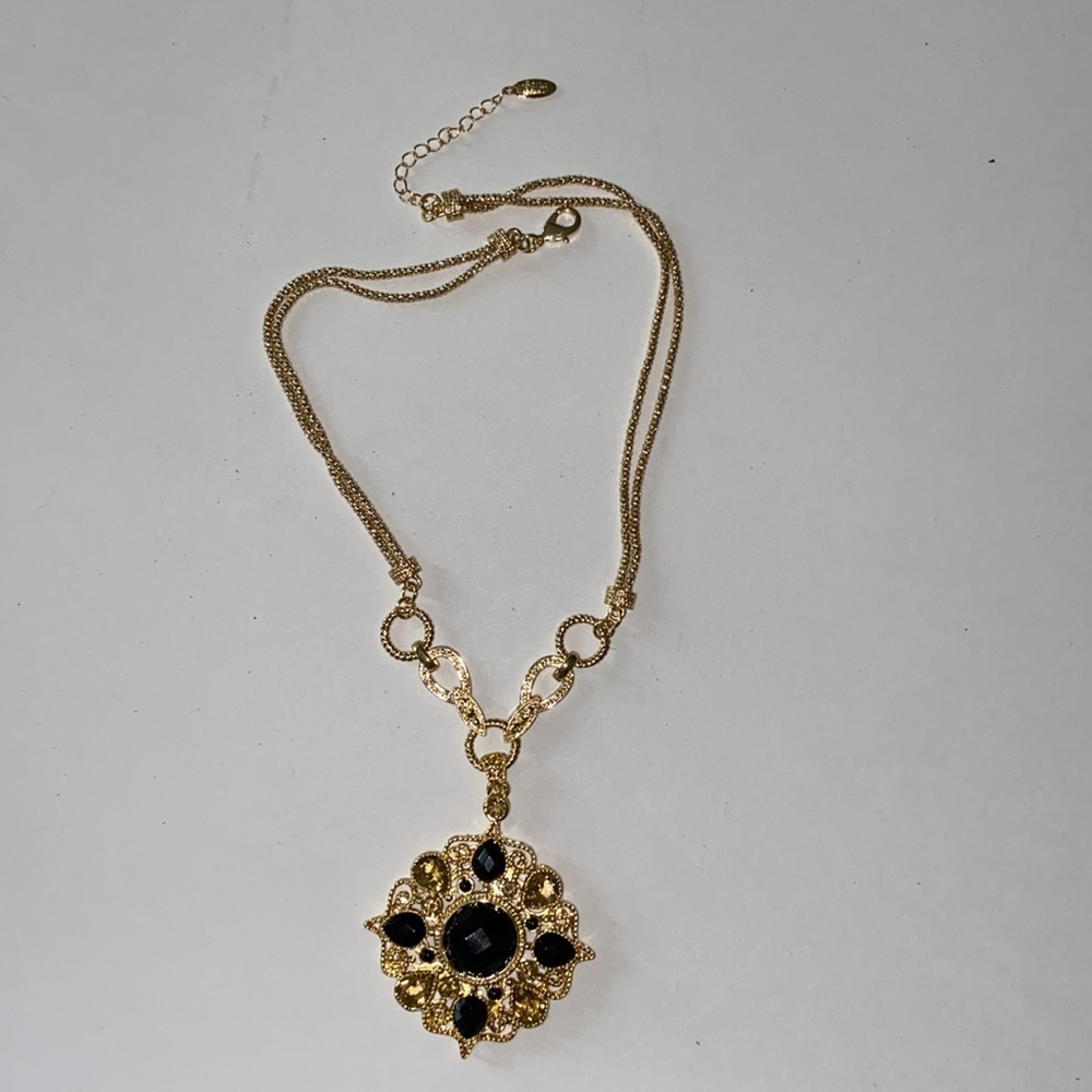 Beautiful Gold Plated Necklace (NWOT)